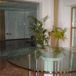 Маятниковые двери стеклянные с пескоструйным рисунком