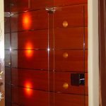 Безрамная стеклянная дверь