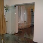 Маятниковые двери стеклянные с пескоструйным рисунком