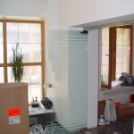 Маятниковые двери стеклянные с пескоструйным рисунком