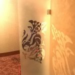 Маятниковые двери стеклянные с пескоструйным рисунком