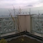 Стеклянное ограждение парапета кровли