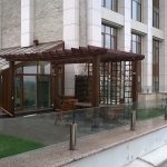 Стеклянное ограждение парапета кровли на мини стойках