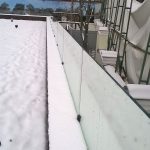 Стеклянное ограждение парапета кровли на мини стойках