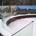 Стеклянное ограждение парапета кровли на мини стойках