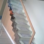 Стеклянное ограждение лестницы с деревянным поручнем