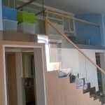 Стеклянное ограждение лестницы с деревянным поручнем