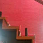 Стеклянное ограждение лестницы с деревянным поручнем