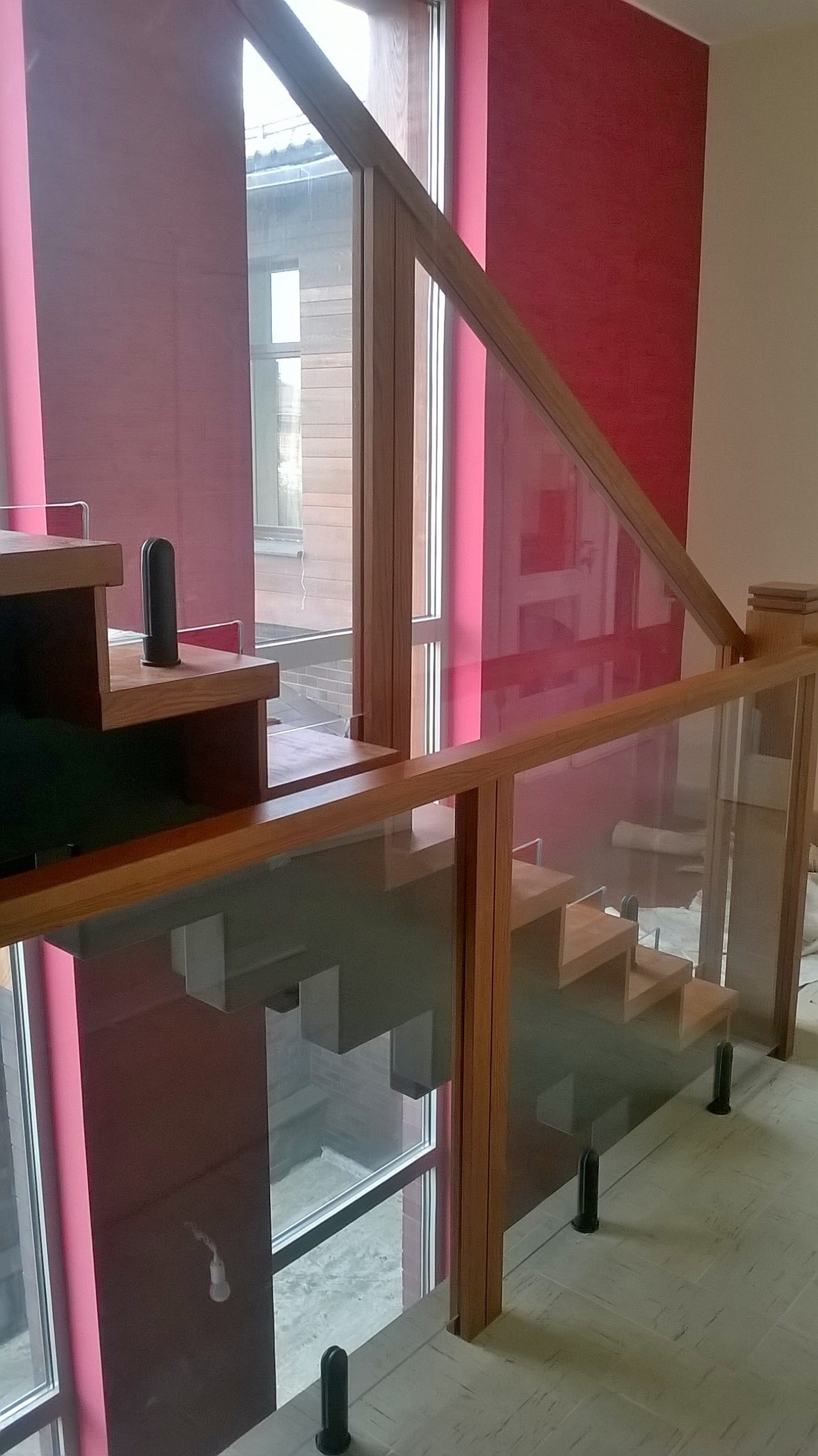 Стеклянное ограждение лестницы с деревянным поручнем