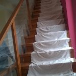 Стеклянное ограждение лестницы с деревянным поручнем