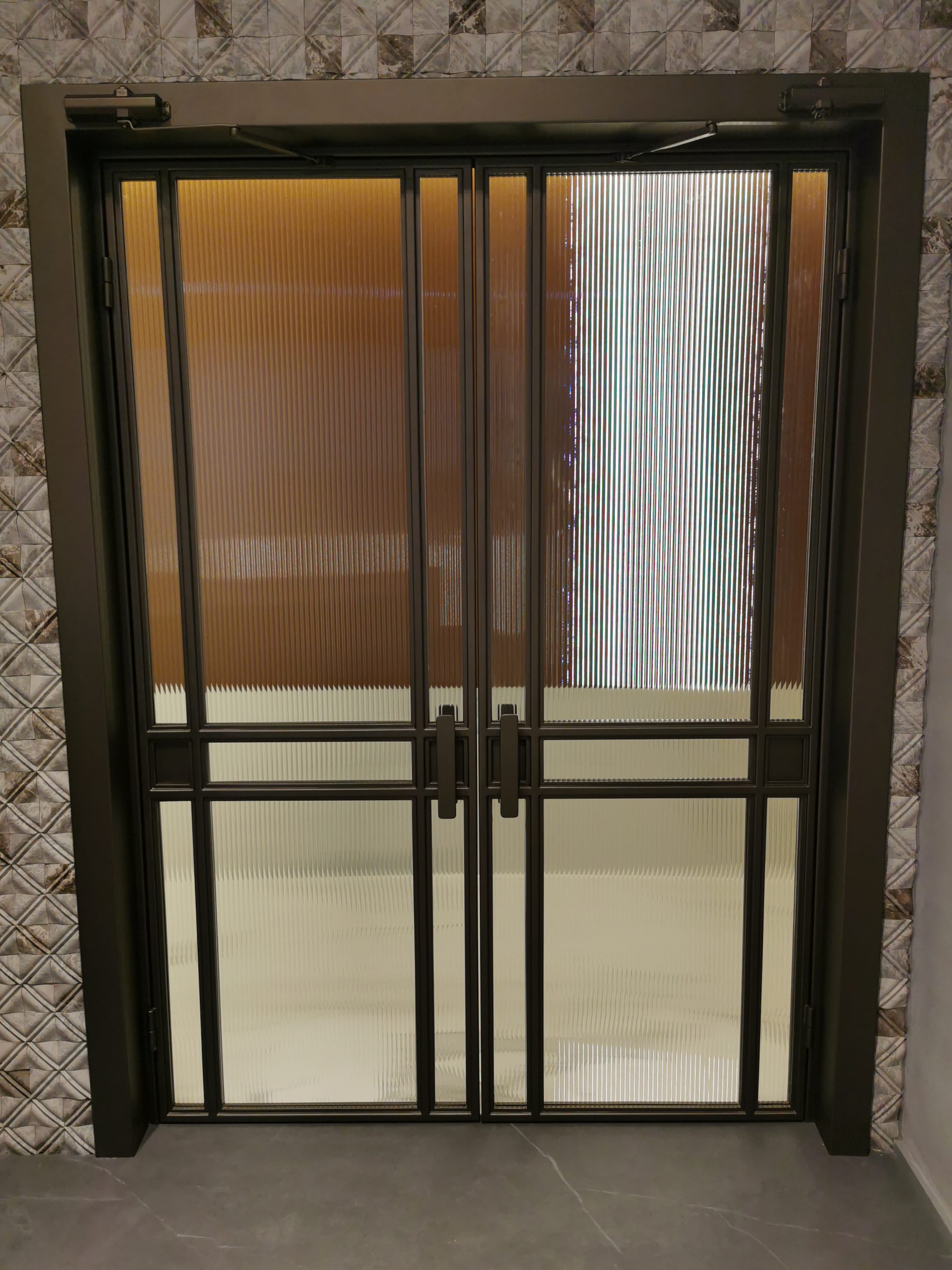 Двустворчатые двери для офиса