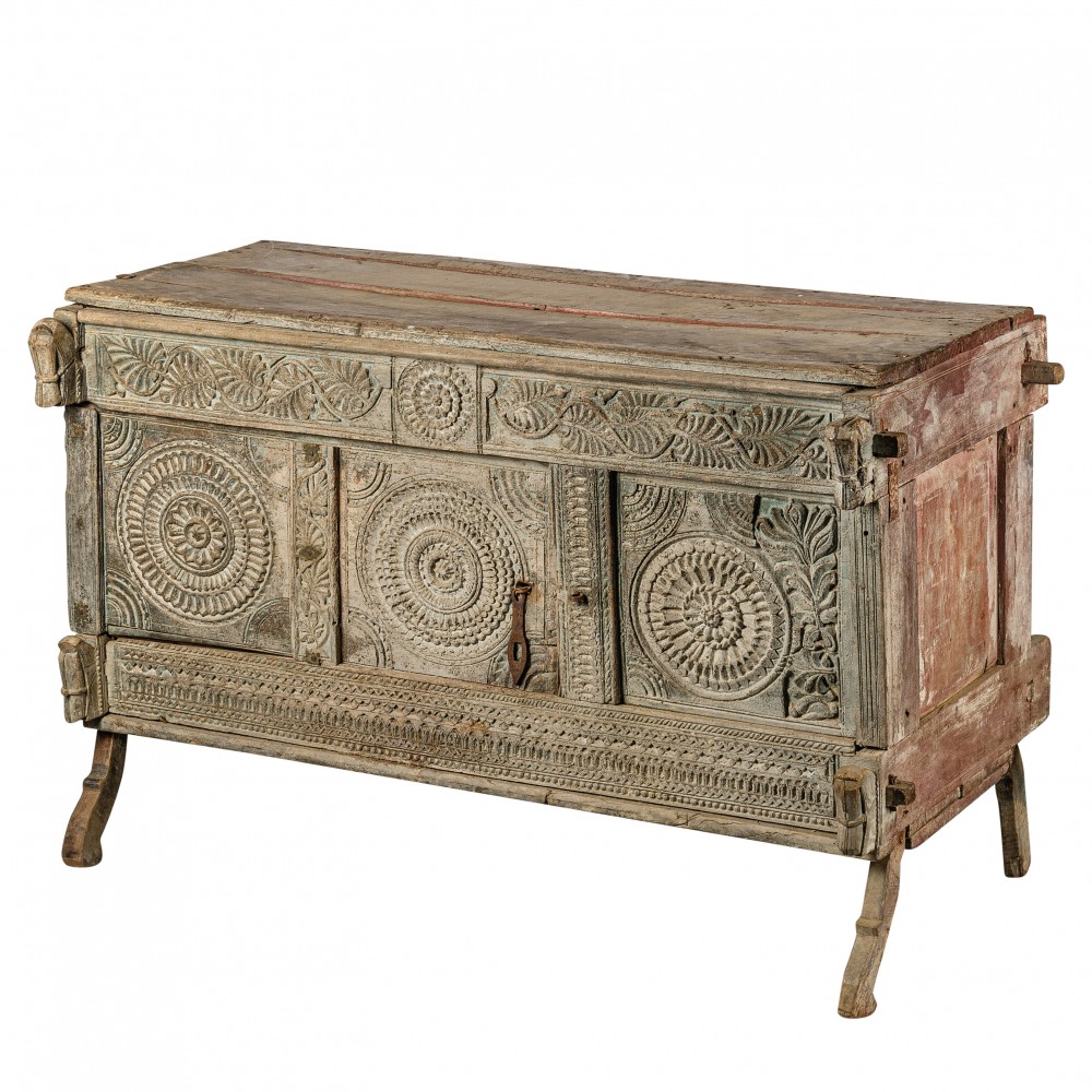 Комод на ножках