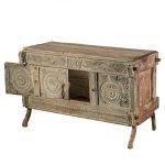 Комод на ножках