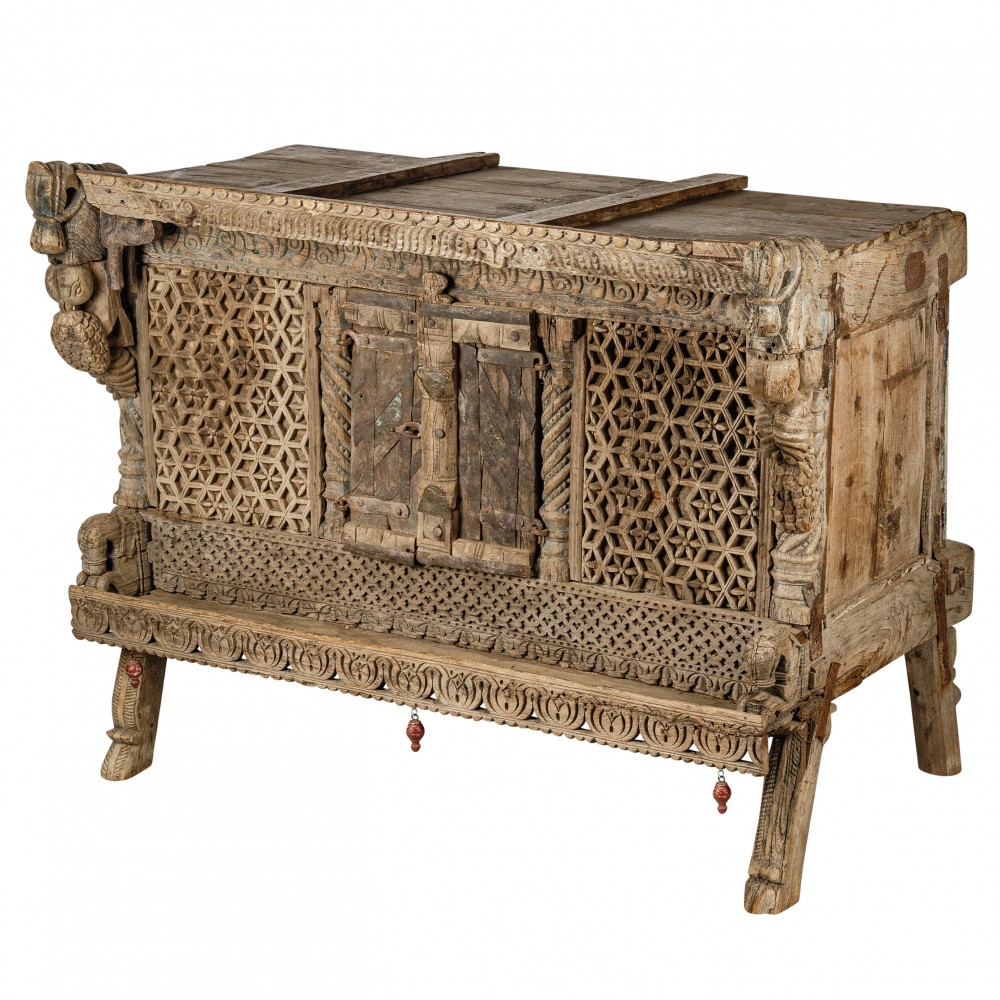 Комод экзотический