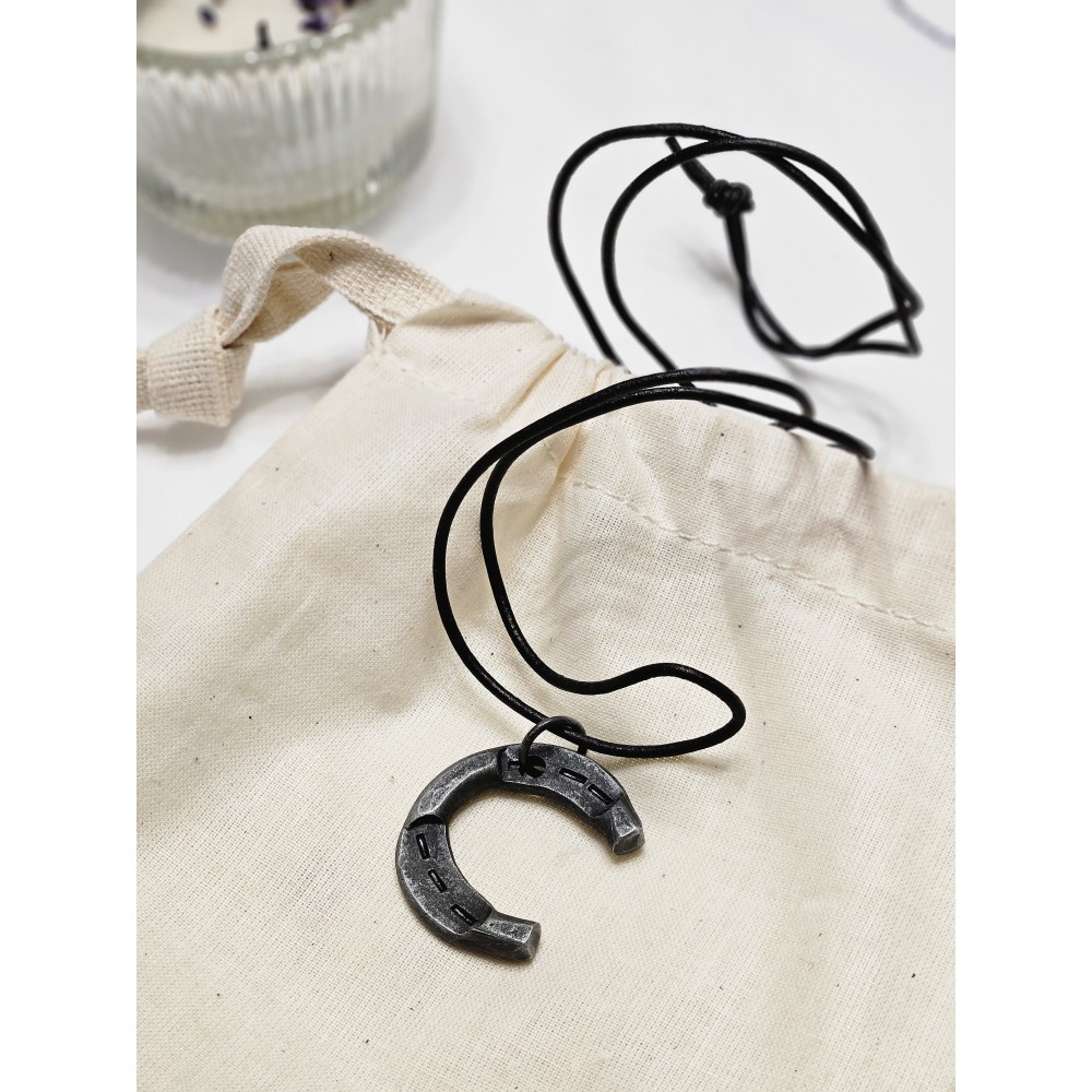 Кулон кованый на шнурке «Подкова»