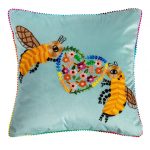 Подушка декоративная «Влюбленные пчелы» с наполнителем
