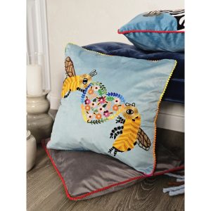 Подушка декоративная «Влюбленные пчелы» с наполнителем