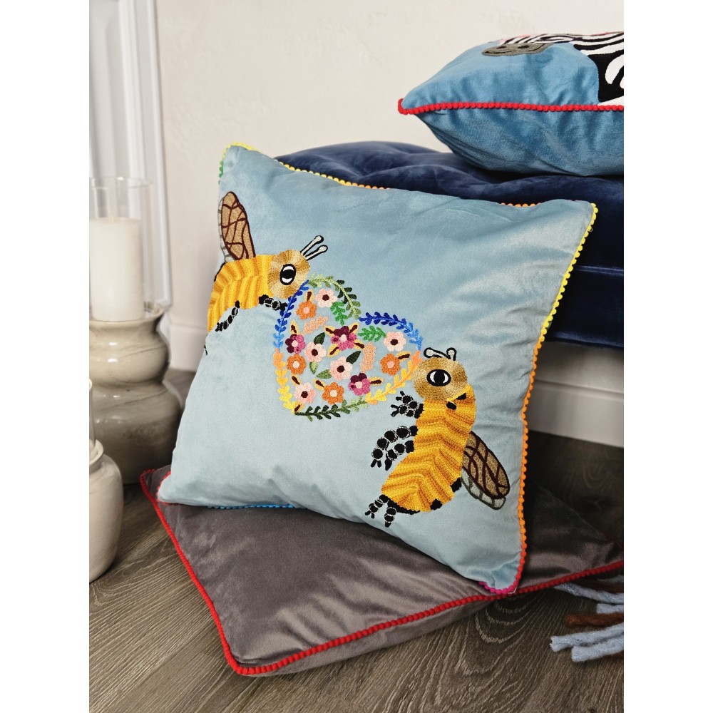 Подушка декоративная «Влюбленные пчелы» с наполнителем